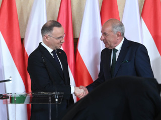 Andrzej Duda lengyel államfő (b) és Sulyok Tamás köztársasági elnök kezet fog a plenáris tárgyalás után tartott sajtónyilatkozaton a lengyel-magyar barátság napja alkalmából Kaposváron, a polgármesteri hivatalban 2025. március 21-én