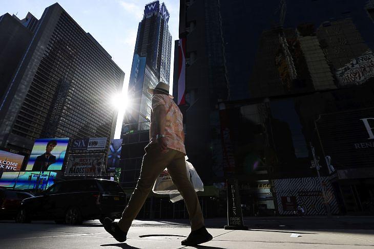 Egy férfi sétál a csendes Times Square-n New Yorkban 2020. augusztus 24-én. EPA/JUSTIN LANE 