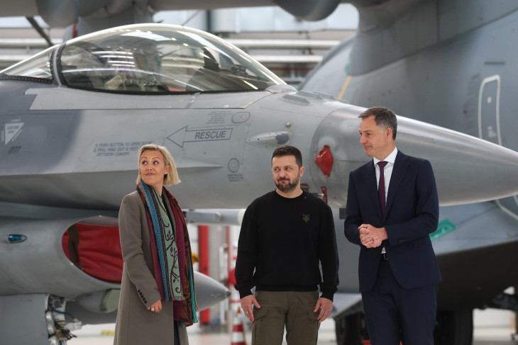 Belgiumtól is kap F-16-osokat Ukrajna – Volodimir Zelenszkij ukrán elnök,  Ludivine Dedonder belga védelmi miniszter (balra) és Alexander De Croo belga miniszterelnök (jobbra) a brüsszeli Melsbroek katonai reptéren 2024. május 28-án