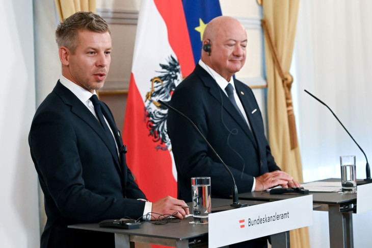 Magyar Péter miniszterelnök és Christian Stocker osztrák kancellár sajtótájékoztatót tart tárgyalásuk után Bécsben 2026. május 21-én