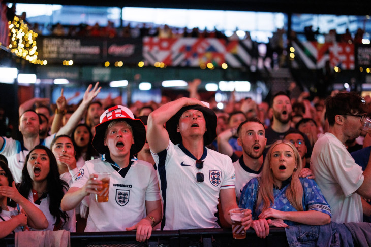 A hangulat is jobb, a sör is jobban fogy – szurkolók Londonban az angol-szerb meccset nézik kivetítőkön 2024. június 16-án