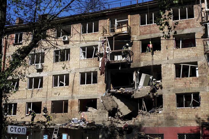 Tűzoltók dolgoznak egy orosz légicsapás következtében súlyosan megrongálódott épületnél Kijevben 2025. július 4-én