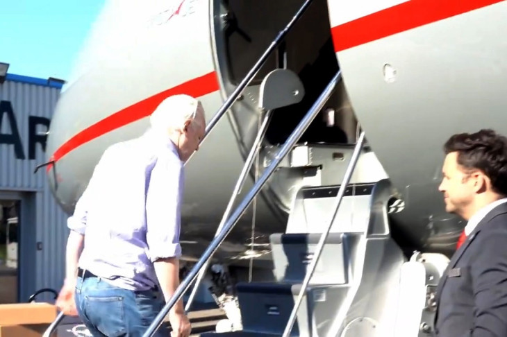 Julian Assange beszáll egy repülőgépbe a londoni Stansted repülőtéren 2024. június 24-én