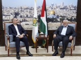 Az iráni külügyminisztérium által közreadott képen Hoszein Amir-Abdollahián iráni külügyminiszter (b) és Iszmáil Haníje, a Gázai övezetet irányító Hamász palesztin iszlamista szervezet vezetője a katari Dohában találkozik 2023. október 15-én. Fotó: MTI/AP/Iráni külügyminisztérium