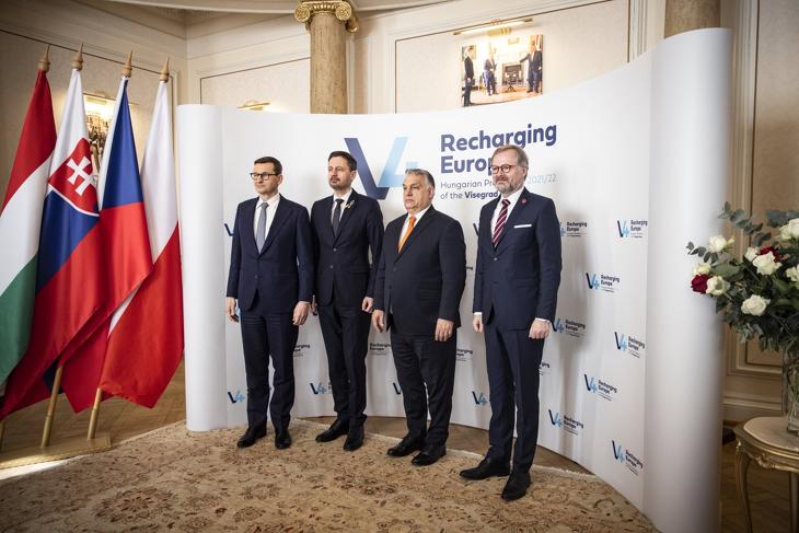 Mateusz Morawiecki lengyel, Eduard Heger szlovák, Orbán Viktor magyar és Petr Fiala cseh miniszterelnök a visegrádi országok és az Egyesült Királyság csúcstalálkozója előtti V4-es egyeztetésen a londoni magyar nagykövetségen 2022. március 8-án. A csúcstalálkozó fő témája az ukrajnai háború volt - ami úgy sikerült, hogy azóta sem ültek asztalhoz a résztvevők. MTI/Miniszterelnöki Sajtóiroda/Fischer Zoltán