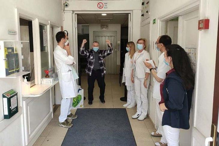 Koronavírus-fertőzésből kigyógyult férfi távozik a Budapesti Szent Ferenc Kórházból. (Forrás: Facebook/kórház)
