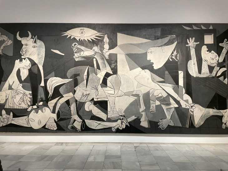  Pablo Picasso egyik legnagyobb hatású, monumentális festménye, a Guernica a Reina Sofía múzeum falán