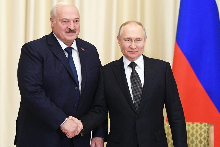 Aljakszandr Lukasenka fehérorosz elnök és Vlagyimir Putyin orosz elnök a Novo Ogarjovó-i rezidencián 2023. február 17-én. Fotó: EPA/VLADIMIR ASTAPKOVICH/SPUTNIK/KREMLIN