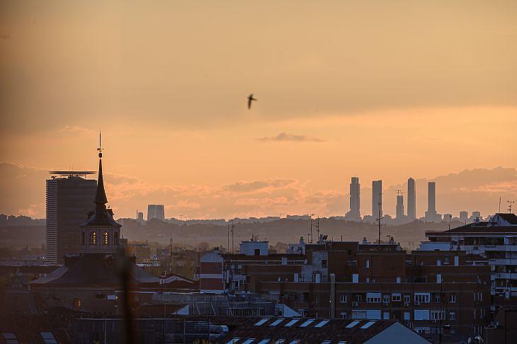 Madrid látképe 30 kilométer távolságból 2020. április 14-én. EPA/FERNANDO VILLAR