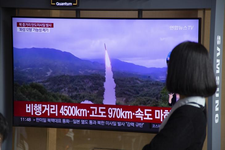 Észak-koreai rakétakilövésről szóló híradást néz egy dél-koreai utas a szöuli főpályaudvaron 2022. október 4-én, miután az észak-koreai rezsim közepes hatótávolságú ballisztikus rakétát indított a kínai határ közelében levő Csagang tartományból. A rakéta kelet felé haladva átrepült Japán felett, mintegy 4500 kilométeres távolságot és 970 kilométeres magasságot érve el, mielőtt becsapódott a Csendes-óceánba. 2017 óta először repült át észak-koreai rakéta a Japán-szigetek felett. Két nap múlva két újabb rakétakilövés történt. Fotó:MTI/EPA/Dzson Hon Kjun