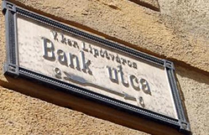 Engedély nélkül vásárolt a bankoktól egy cég - milliós bírságot kapott