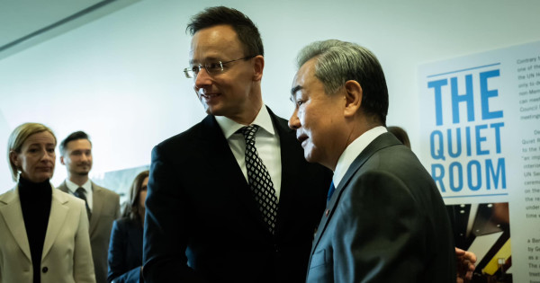 Szijjártó Péter kínai kollégájával Vang Jivel parolázik