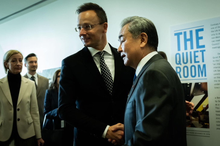 Szijjártó Péter kínai kollégájával Vang Jivel parolázik