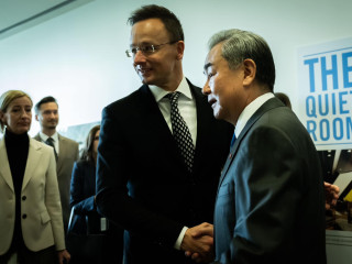 Szijjártó Péter kínai kollégájával Vang Jivel parolázik