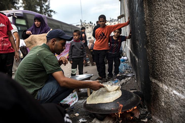 Palesztin menekültek kenyérsütés közben Khan Yunisban a Gázai övezet déli részén 2023. november 13-án. Fotó: EPA/HAITHAM IMAD 