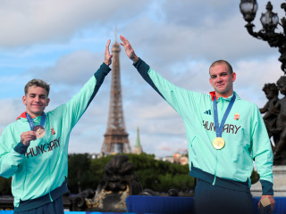  Az aranyérmes Rasovszky Kristóf (j) és a bronzérmes Betlehem Dávid a férfi 10 kilométeres nyíltvízi úszás eredményhirdetésén a 2024-es párizsi nyári olimpián a Szajna III. Sándor hídjánál 2024. augusztus 9-én. 