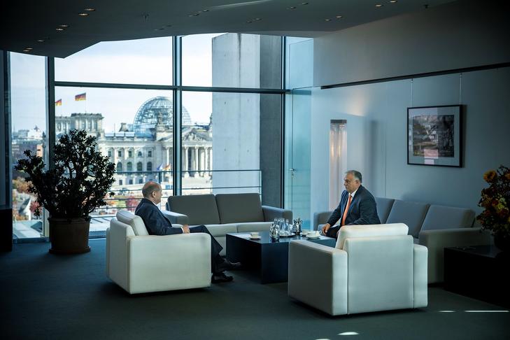 Kis asztal: Orbán Viktor és Olaf Scholz Berlinben 2022. október 10-én. Fotó: MTI/Miniszterelnöki Sajtóiroda/Fischer Zoltán