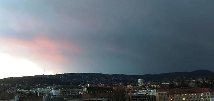 A nap képe: vészjósló viharfelhő jelent meg Budapest  felett