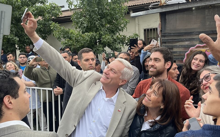 José Antonio Kast hívei körében az elnökválasztás második fordulójában, amelyet megnyert