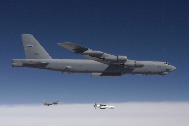 Egy B-52-es bombázó old ki egy GBU-57-es robbanószerkezetet egy 2009-es teszten