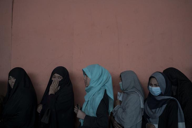 Az ENSZ Világélelmezési Programjának keretében osztott készpénzadományért sorban álló nők Kabulban 2021. november 3-án. (Fotó: MTI/AP/Bram Janssen)