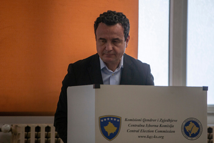 Albin Kurti koszovói miniszterelnök, az Önrendelkezés párt vezetője szavazata leadása előtt az a koszovói előrehozott parlamenti választásokon Pristinában 2026. június 7-én 