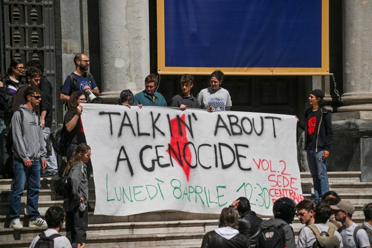 Beszélni egy népirtásról– olasz egyetemisták tüntetnek Izrael gázai hadjárata ellen a Nápolyi II. Frigyes Egyetem előtt 2024. április 8-án
