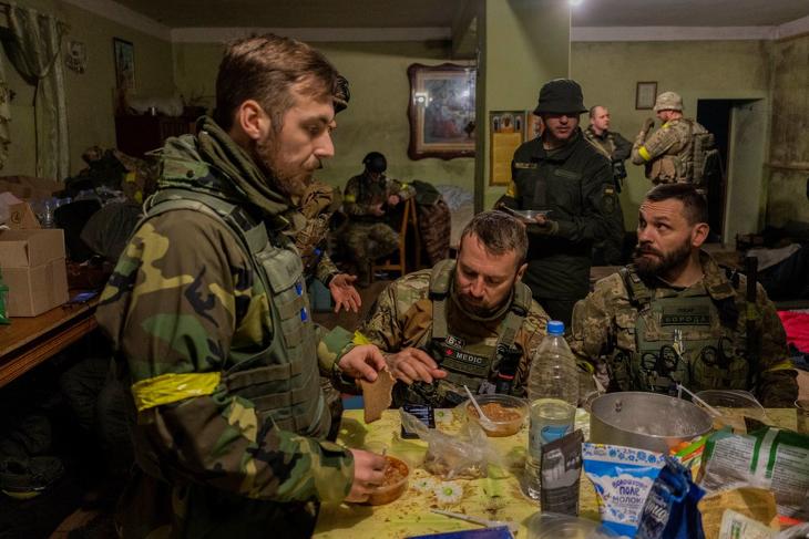 Ukrán katonák egy családi ház pincéjében kialakított ideiglenes bázison az ukrán hadsereg által visszafoglalt települések egyikén, a kelet-ukrajnai Harkiv közelében 2022. május 14-én. MTI/AP