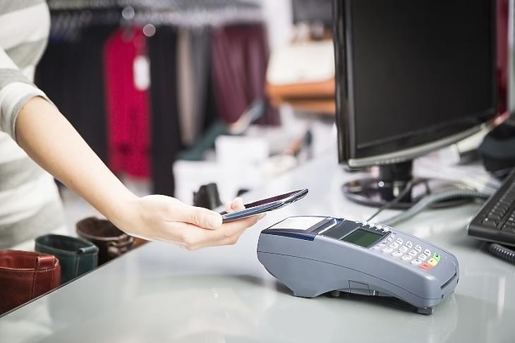 Készpénz, bankkártya, okostelefon – mivel fizetnek a magyarok? 