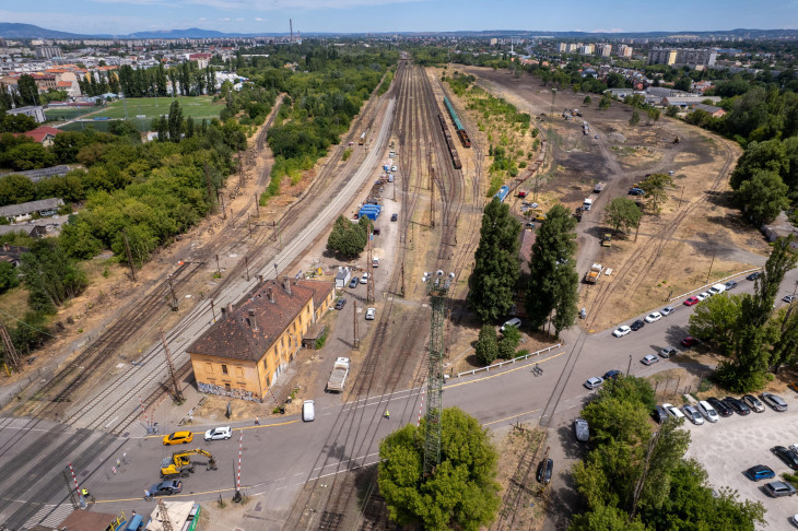 A drónnal készült felvételen a felújítás alatt lévő vágányszakasz a Rákosrendező pályaudvaron 2025. július 22-én