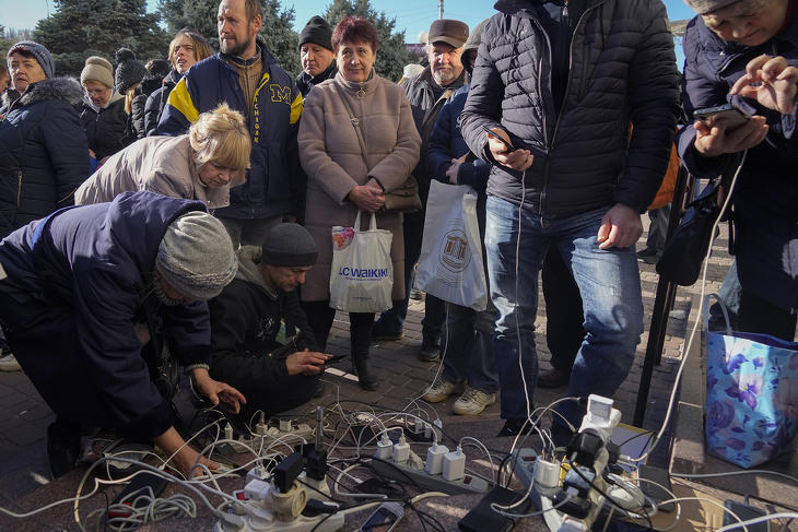 Mobiltelefonjaikat töltik emberek az ukrán fennhatóság alá visszakerült dél-ukrajnai Herszon főterén 2022. november 15-én. Fotó: MTI/AP/Efrem Lukackij 