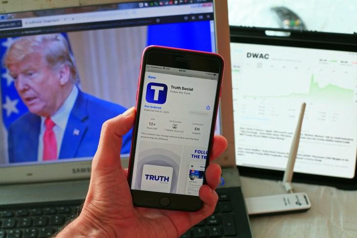 A Donald Trump által létrehozott közösségimédia-alkalmazás mobilon, a Truth Social. Pixabay.com