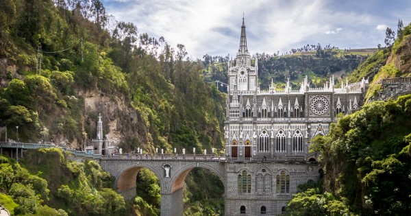 A világ 10 legszebb temploma – Van, amelyik hídra épült, van, amelyik barlangba