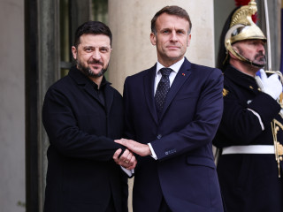 Emmanuel Macron francia elnök (j) ukrán hivatali partnerét, Volodimir Zelenszkijt fogadja a párizsi államfői rezidencián, az Elysée-palotában 2025. december elsején.

