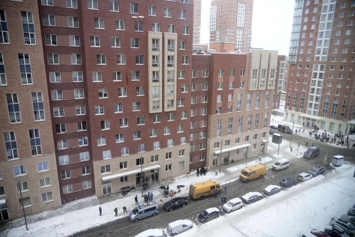 A helyszín Moszkvában 2024. december 17-én, miután egy lakóház előtt pokolgéppel meggyilkolták Igor Kirillov altábornagyot, az orosz hadsereg sugár-, vegyi és biológiai fegyverek elleni védelemért felelős egységének parancsnokát és az asszisztensét. 