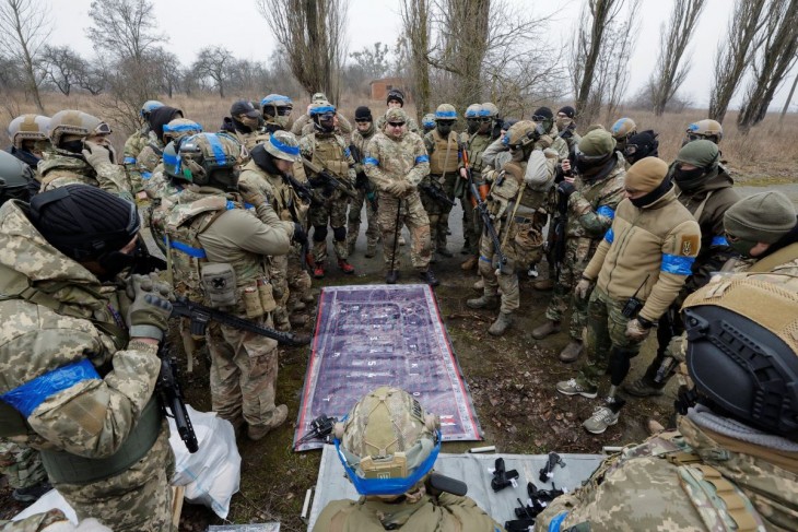 Az Ukrán Önkéntes Hadsereg (UDA) kiképzésén vesznek részt ukrán civilek Kijev térségében 2024. február 17-én. Az UDA-t 2015 decemberében alapította a Jobb Szektor (PSZ) elnevezésű ukrán nacionalista mozgalom egykori vezetője, Dmitro Jaros. Az ukrajnai orosz invázió 2022. februári kezdete után Jaros bejelentette, hogy az önkéntes katonai alakulat összes zászlóalját a frontra telepíti. Az UDA szerint a szervezet önkéntesei eddig kétezernél több civilt képeztek ki honvédelmi feladatok ellátására. Fotó: MTI/EPA