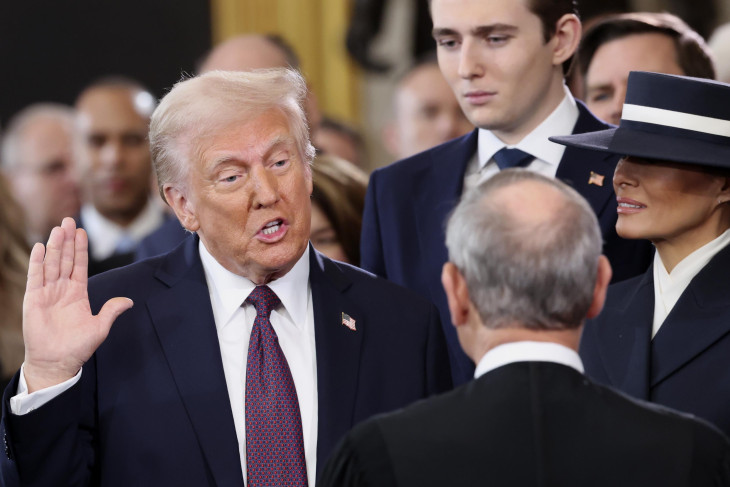 Donald Trump eskütétel közben, mögötte felesége, Melania Trump, valamint közös fiúk, Barron Trump