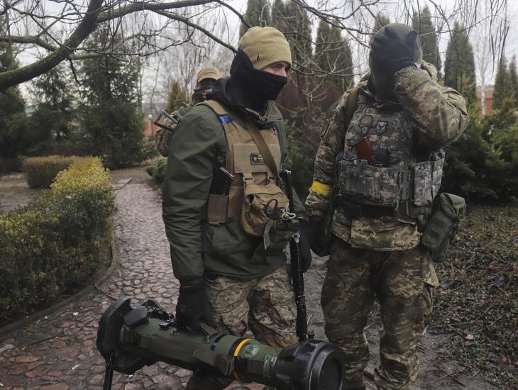 Ukrán katona brit tankelhárító fegyverrel. Fotó: EPA / STR