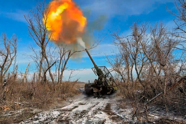 Orosz tüzérek önjáró löveggel tüzelnek az ukrán állásokra Ukrajnában 2026. március 6-án  