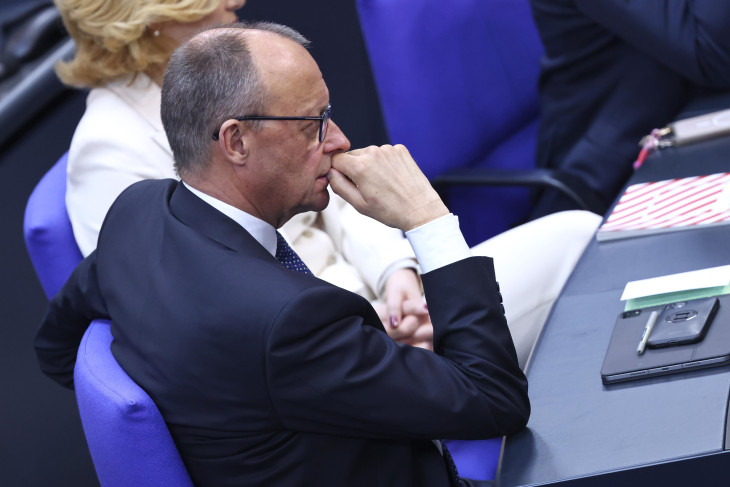 Friedrich Merz leendő kancellár, a Kereszténydemokrata Unió (CDU) elnöke és frakcióvezetője az új összetételű német parlament alakuló ülésén Berlinben 2025. március 25-én. 