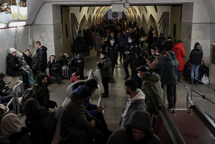 A reggel képe: a metróba menekültek az ukránok a rakéták elől     