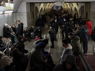 A reggel képe: a metróba menekültek az ukránok a rakéták elől     