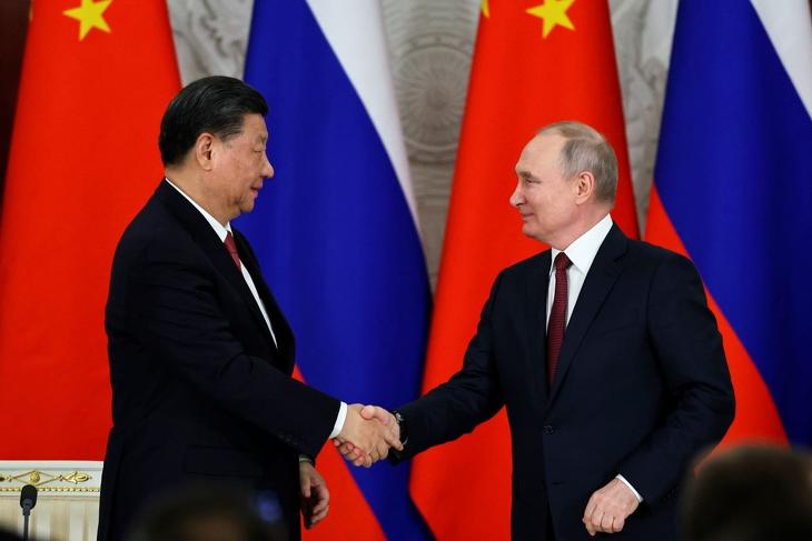 Hszi Csin-ping és Vlagyimir Putyin kezet fog Fotó: MTI/AP/Kreml