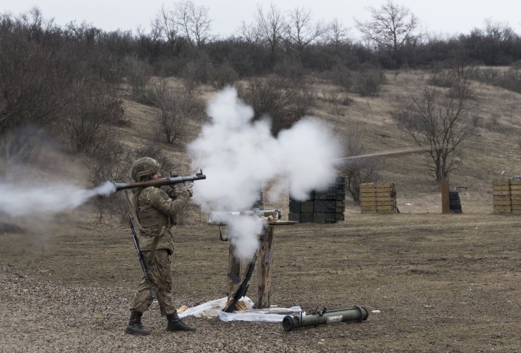 Az ukrán nemzeti gárda Donbasz zászlóaljának katonái gyakorlatoznak egy lőtéren, a kelet-ukrajnai Donyecki területen húzódó front közelében 2024. március 15-én, az Ukrajna elleni orosz háború alatt.