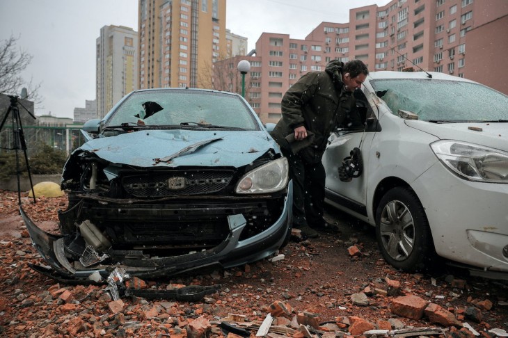 Orosz dróntámadásban megsérült autóját nézi meg egy férfi Kijevben 2023. december 22-én. Ukrán források szerint két ember megsebesült. Fotó: MTI/EPA/Oleh Petraszjuk