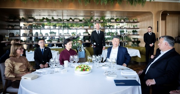A nap képe: a Mol-toronyban, négyesben ebédelt Orbán Viktor és a kínai elnök