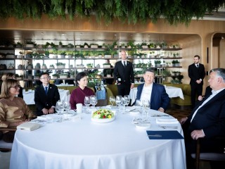 A Miniszterelnöki Sajtóiroda által közreadott képen Orbán Viktor miniszterelnök (j) és felesége, Lévai Anikó (b), valamint Hszi Csin-ping kínai elnök (j2) és házastársa, Peng Li-jüan (j3) közös ebéden vesz részt Budapesten, a Virtu étteremben 2024. május 10-én. MTI/Miniszterelnöki Sajtóiroda/Benko Vivien Cher 