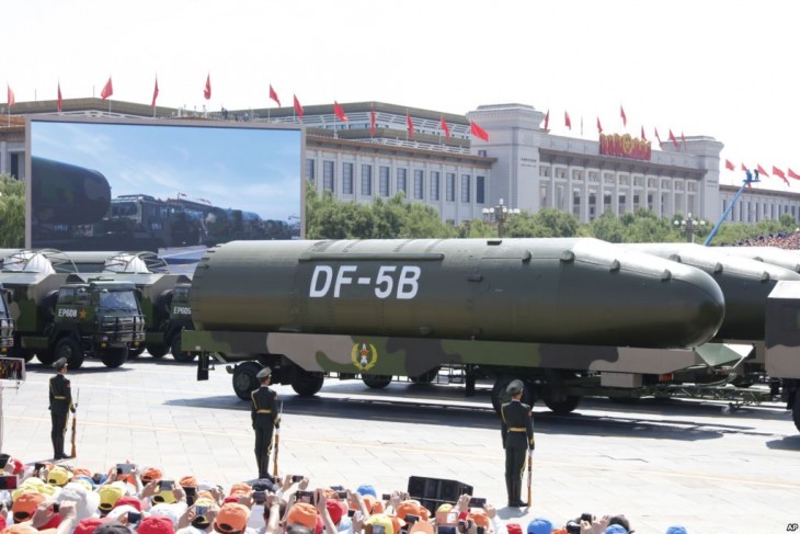 Df-5-ös ballisztikus rakéták egy pekingi díszszemlén. Ha egyik sem működik, akkor sem fogja senki atommal megszórni Kínát. Fotó: Wikimedia