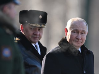 Vlagyimir Putyin orosz elnök és Szergej Sojgu orosz védelmi miniszter Moszkvában 2023. február 23-án, a haza védelmezőjének ünnepén. Fotó: EPA/PAVEL BEDNYAKOV/SPUTNIK/KREMLIN