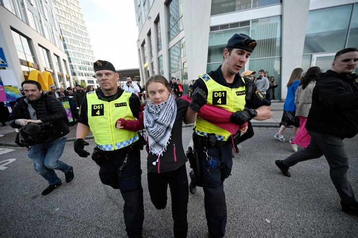 Greta Thunberget elvezetik a rendőrök egy palesztinpárti tüntetésről Malmöben, az Euróvíziós Dalfesztivál helyszíne közelében 2024. május 11-én.  